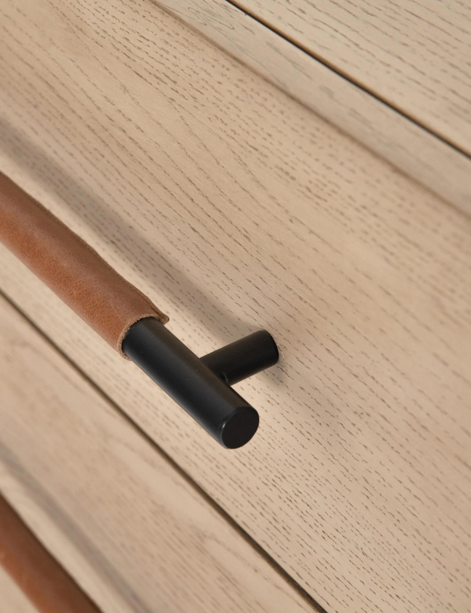 109065-002_det_4_b711326f-1d2d-4e9d-a9f1-6a5790e4a752.jpg Lulu And Georgia Avalon Wide 6-Drawer Dresser