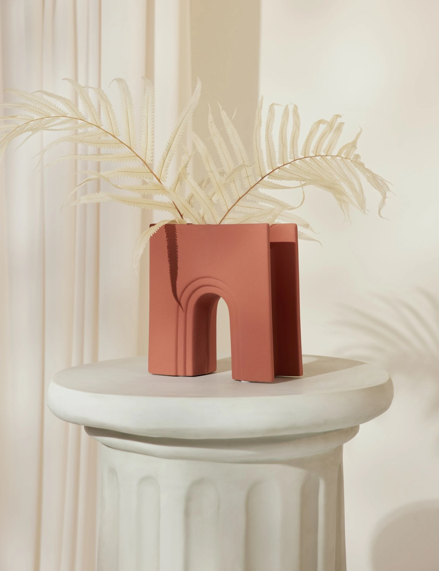 20210120-soft_deco_product_lifestyle1746-site_crop_b3f008f1-9d98-47c7-94d4-406867b40add.jpg Lulu And Georgia June Arched Vase Décor