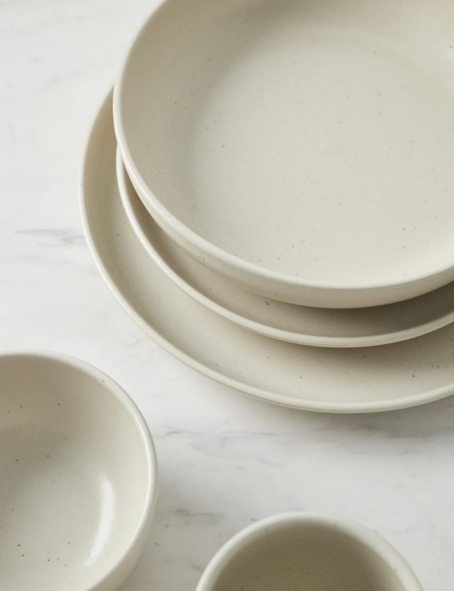 CasafinaPacificaDinnerware_Vanilla_5-PiecePlaceSetting_-5432.jpg Lulu And Georgia Artful Proportions Collection Casafina Pacifica Dinnerware (5-Piece Place Setting)