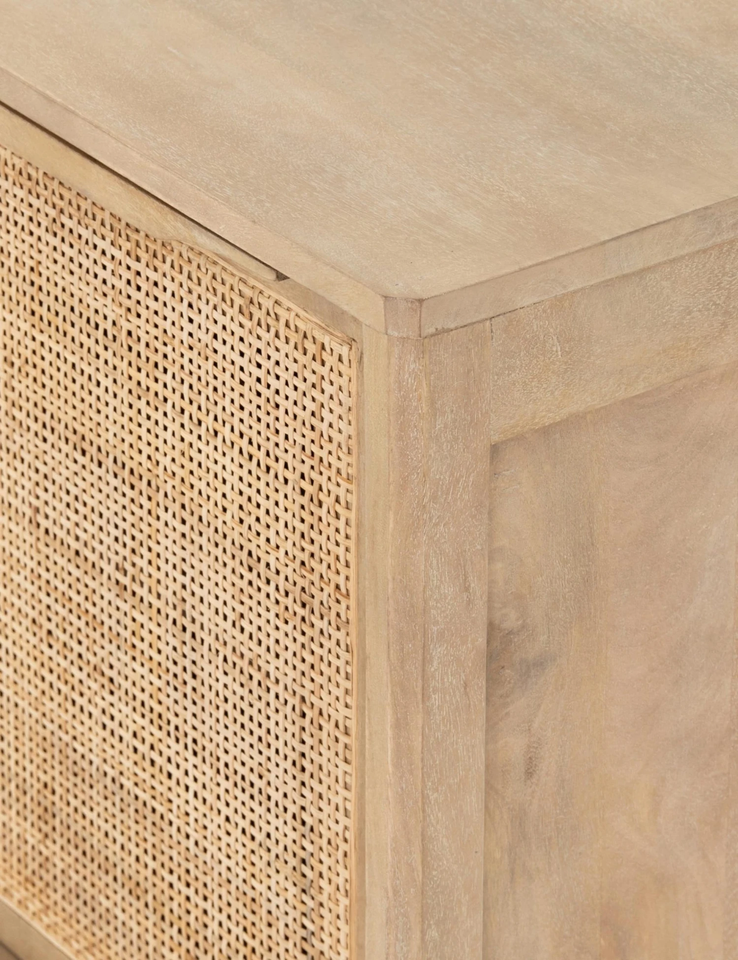 iprs-034_det_3_09d68b68-9123-4258-bc9e-b7e2735c1b28-4.jpg Lulu And Georgia Bedroom Hannah Nightstand