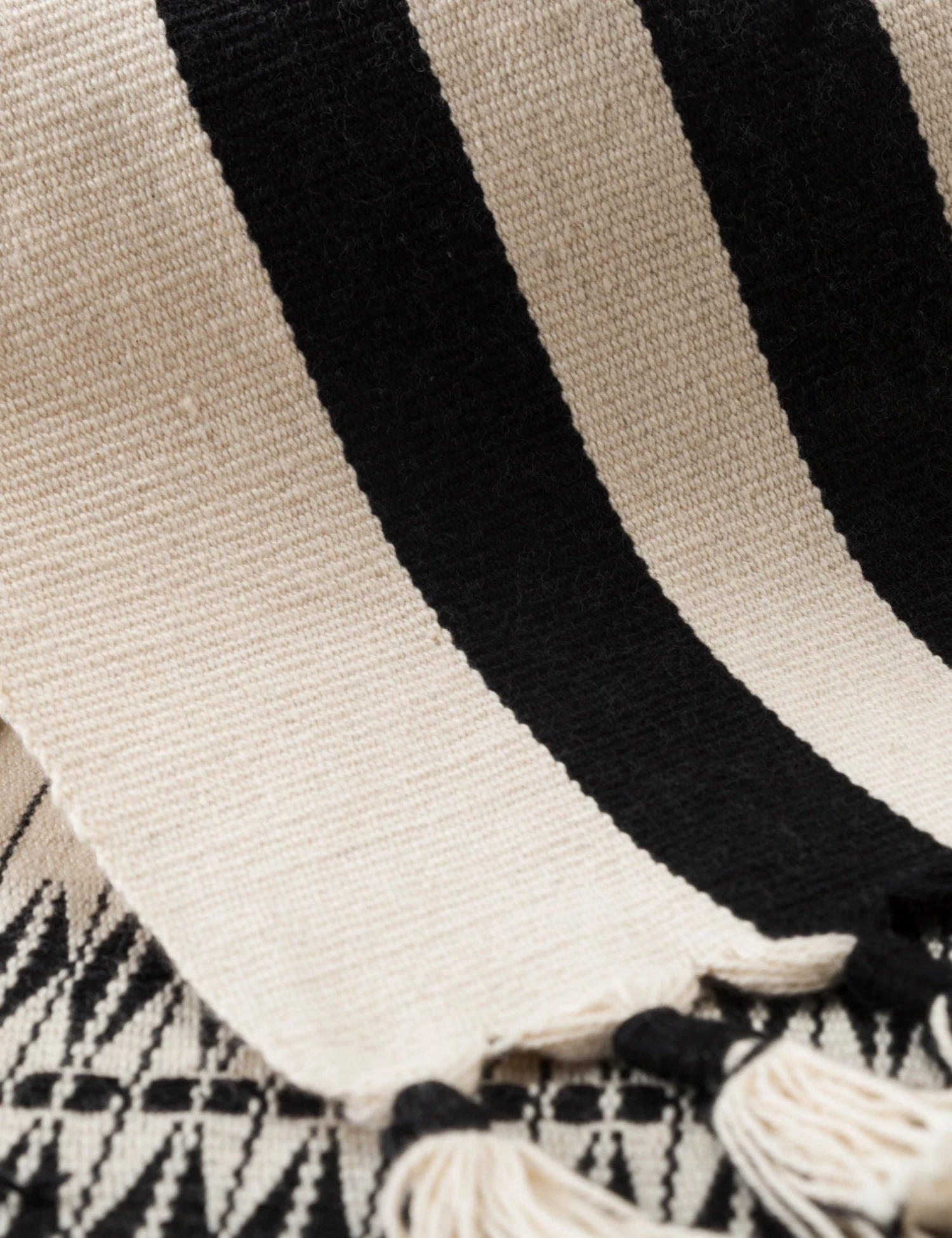 ngd04_thr100345_thr_dt.jpg Lulu And Georgia Danila Throw