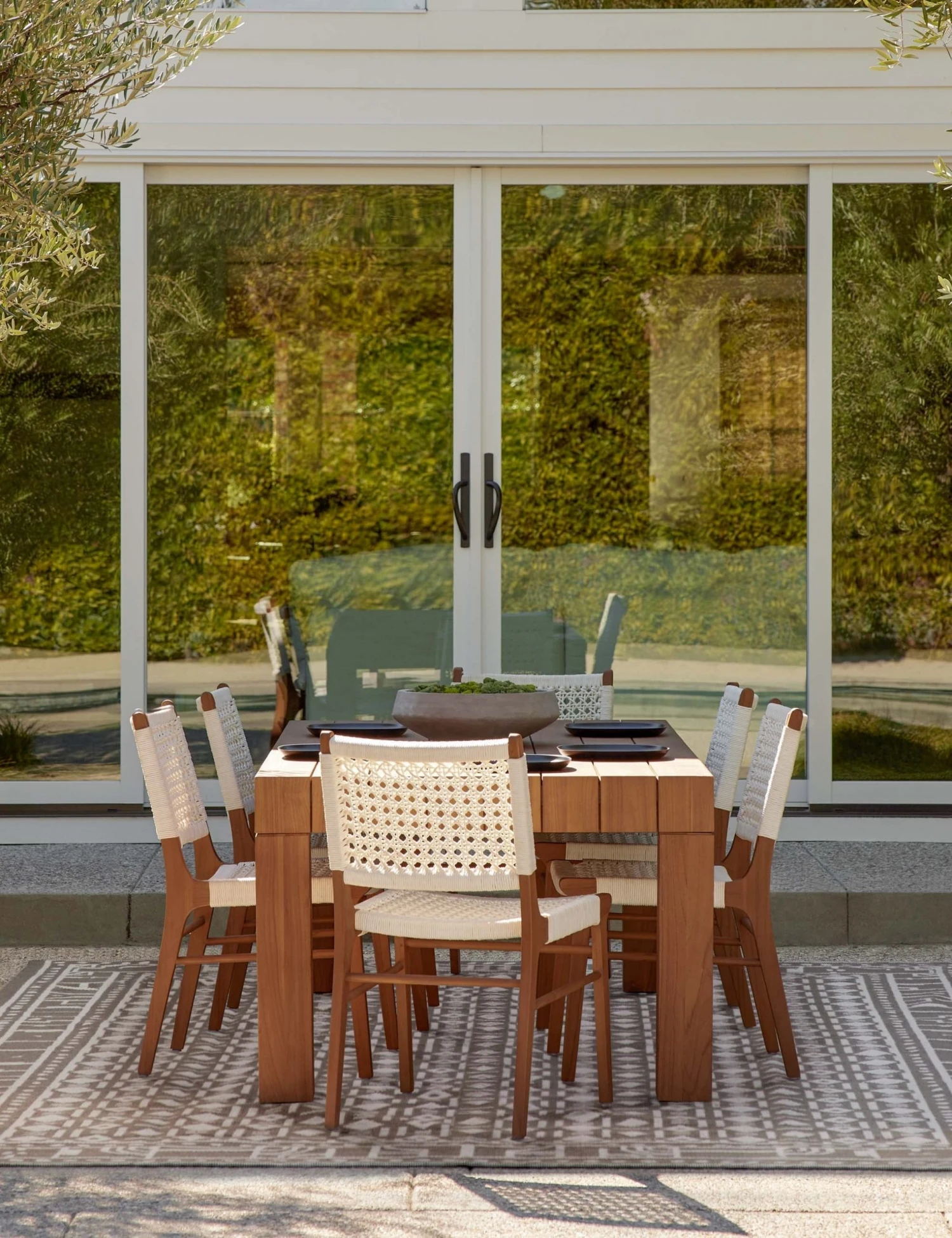 porto_rug_dining_room_0688-site_crop.jpg Lulu And Georgia Porto Reversible Indoor / Outdoor Rug Rugs
